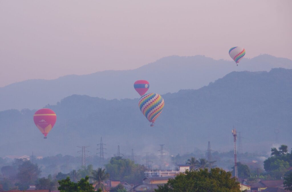 2026年1月に訪れた際のバンビエンで気球が着陸しようとしているところを撮った写真