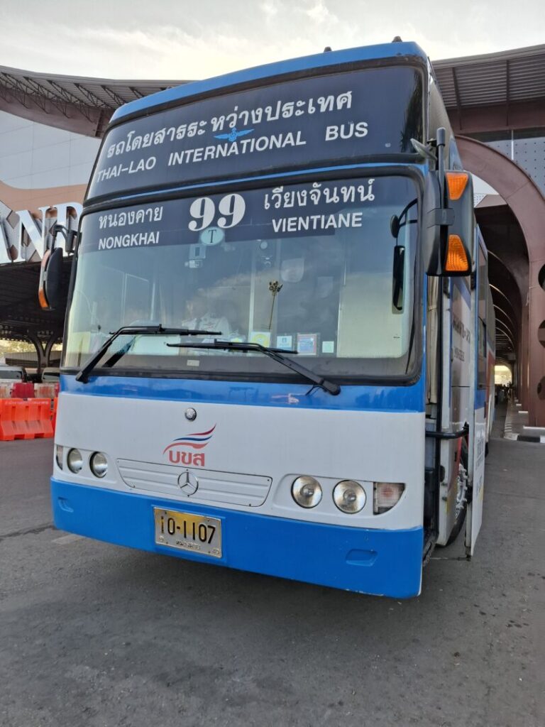 ノーンカイからビエンチャンまで移動の際に利用した国際バスの写真。タイ側の国境での写真