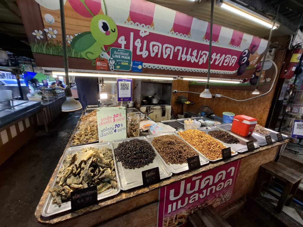 筆者がタイのウドンターニー駅前の屋台で見つけた昆虫食の写真