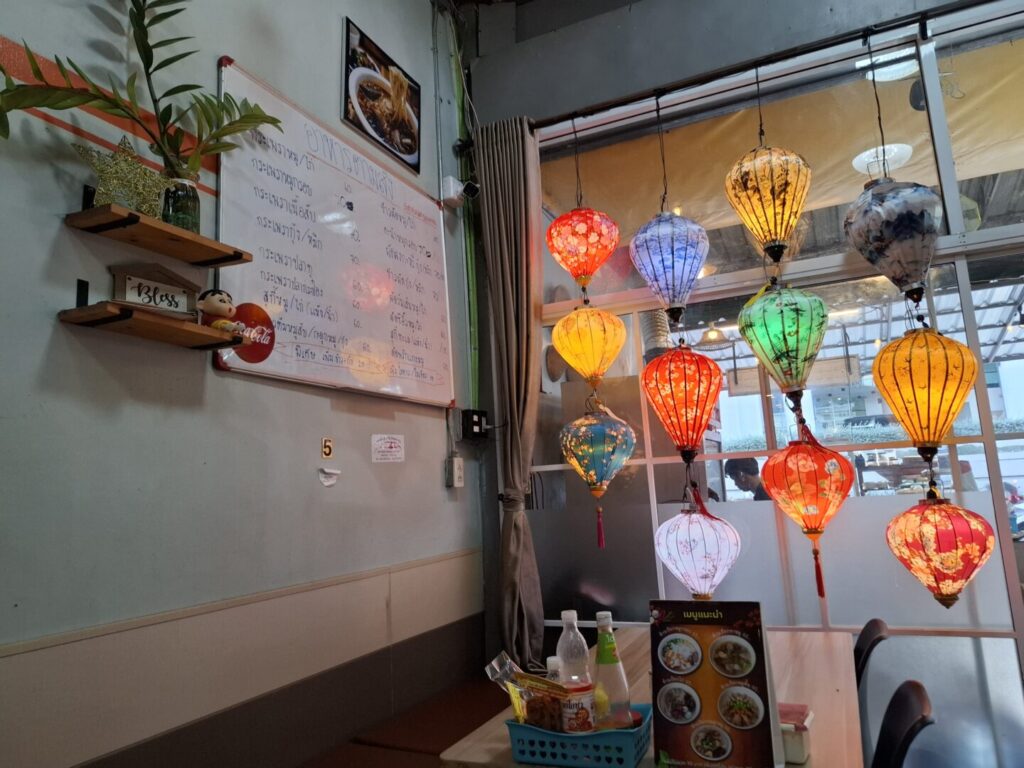 タイのウドンターニーのローカルレストラン店内の様子で手書きのメニューもある