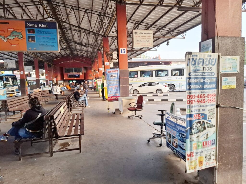 ビエンチャンまでのチケットを買った時の朝のノーンカイのバスターミナルの写真