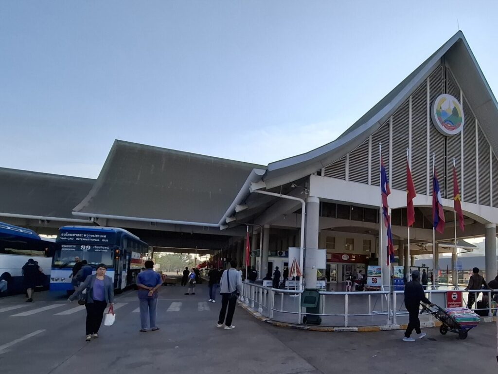 ノーンカイからビエンチャンまでのバスに乗った際に、ラオス側国境を越えたところで撮った写真