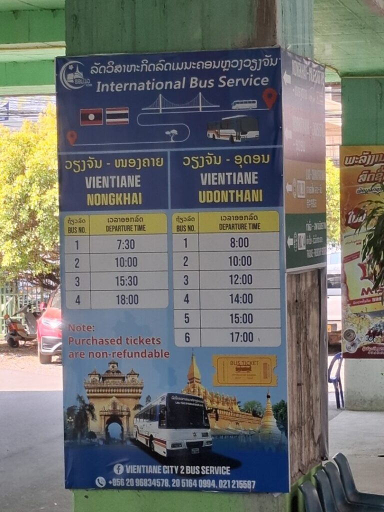 ビエンチャンからタイに行く国際バスの時刻表を撮った写真。ノーンカイ行は4本、ウドンターニー行は6本。