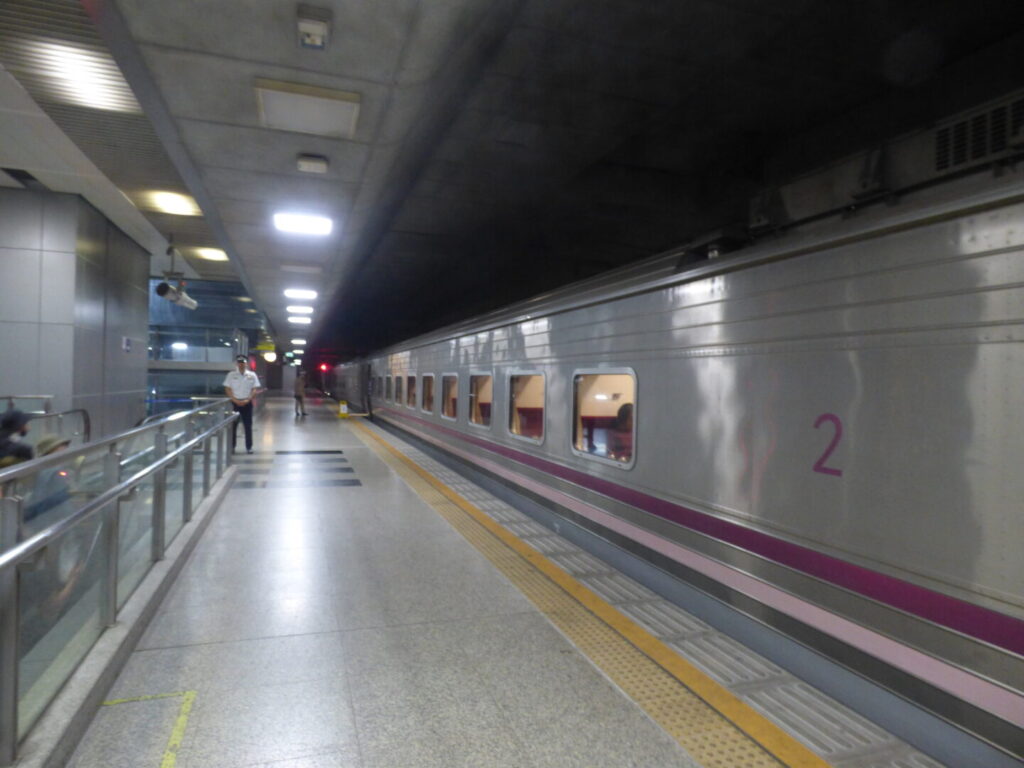 バンコクのクルンテープアピワット駅に停車中のノーンカイ行き寝台列車の写真