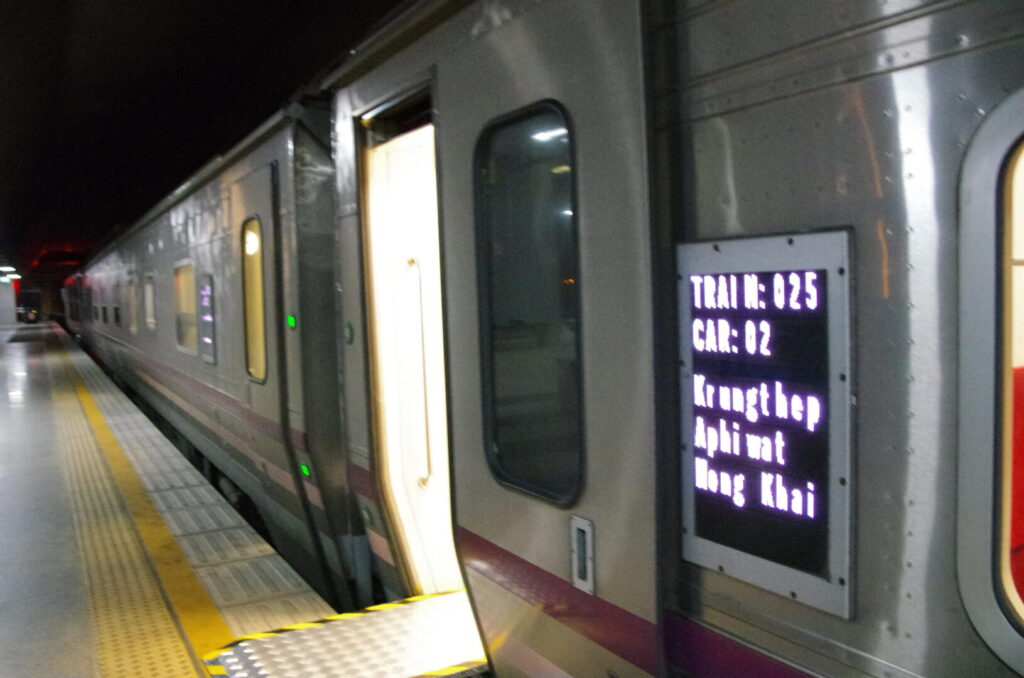 タイのバンコクから東北部への新型寝台列車No.25に乗車した時にとった列車の入り口の写真