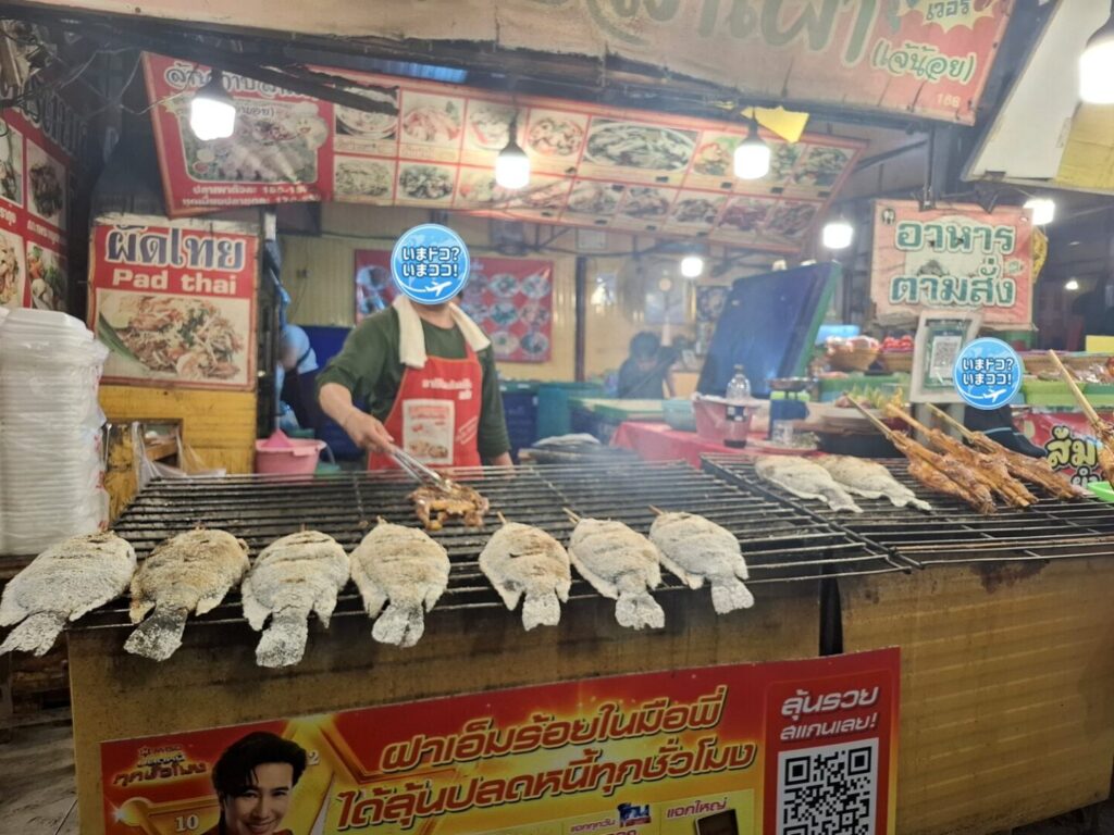 ウドンターニー駅前の屋台街に行ったときに撮った、イサーン料理を売る屋台の写真