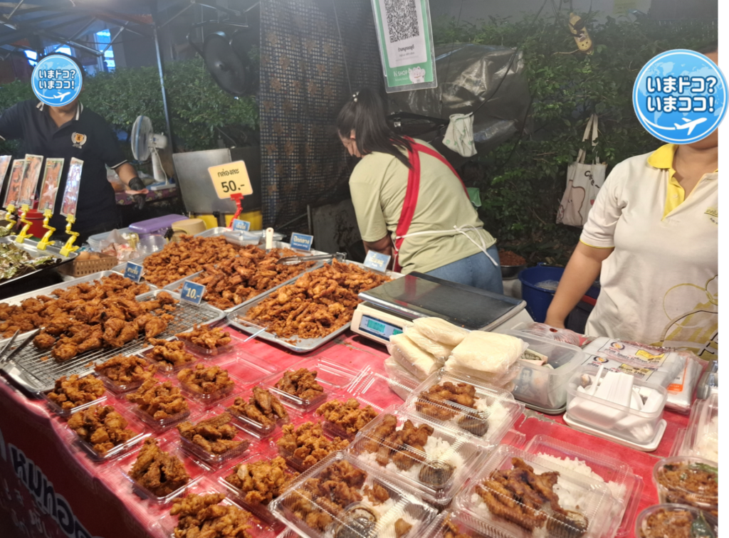 ウドンターニーのショッピングモールUDタウン近くの屋台街に行ったときに撮った、から揚げを売る屋台の写真