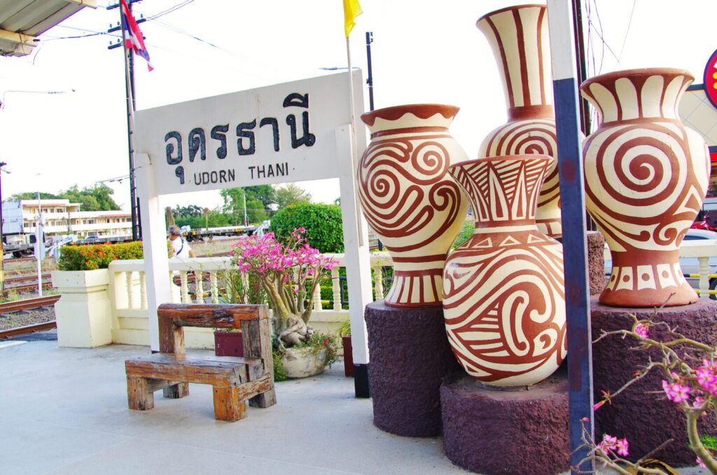 タイのウドンターニー駅を訪れたときに撮った駅名が書かれた写真