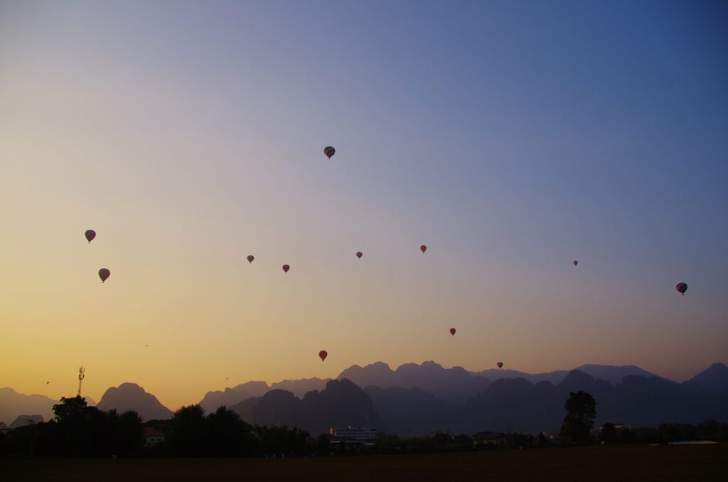 2026年1月に訪れた際のバンビエンで気球が上がっていくタイミングで撮った写真