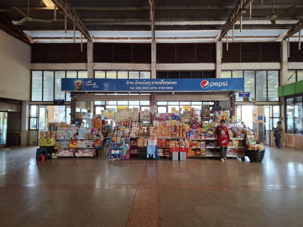 2026年1月に訪れた際のビエンチャンの北バスターミナルの売店の写真