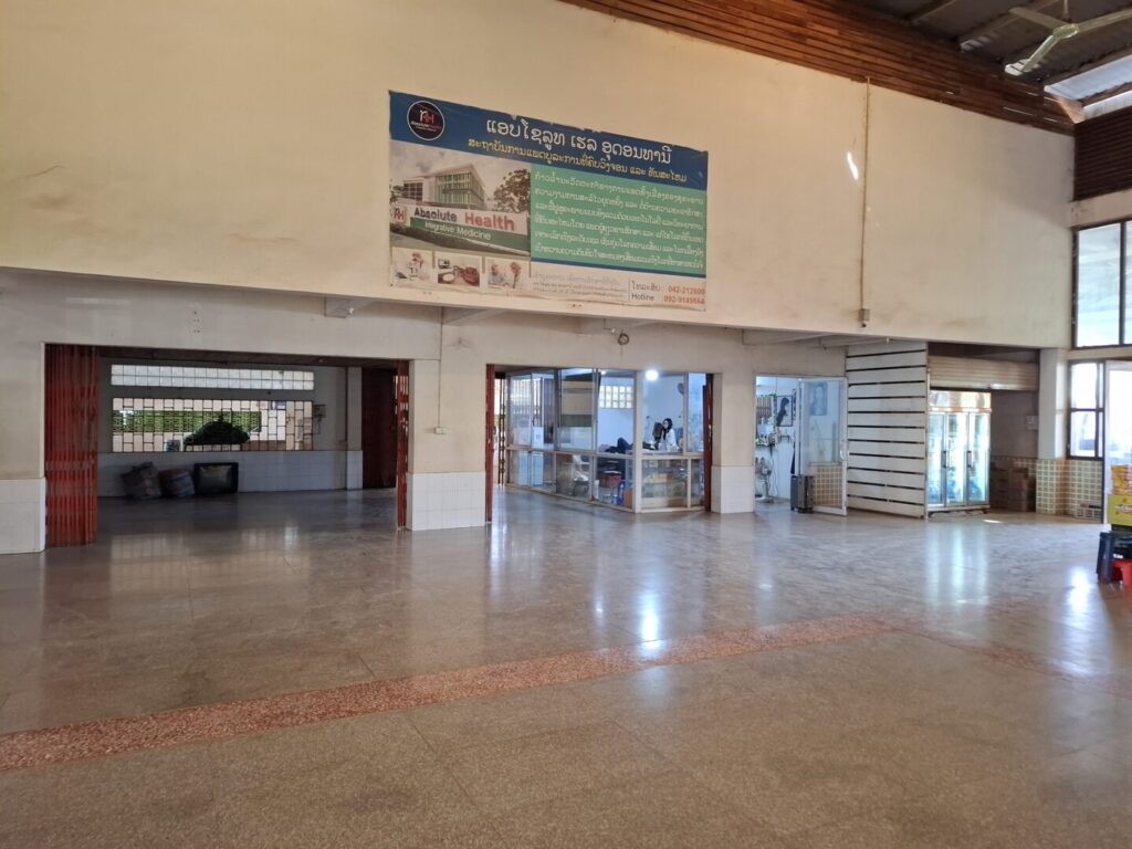 2026年1月に訪れた際のビエンチャンの北バスターミナルのトイレ方向の写真