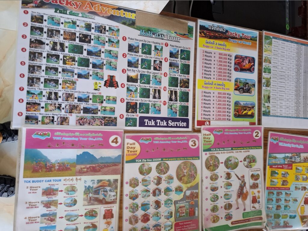 ヴァンビエンの旅行会社に掲示されている膨大にあるツアーの種類