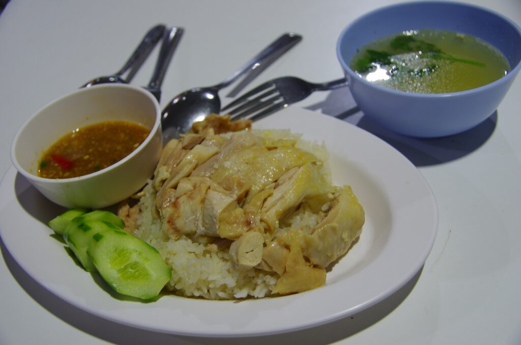 クルンテープ・アピワット駅のフードコートの料理カオマンガイの写真