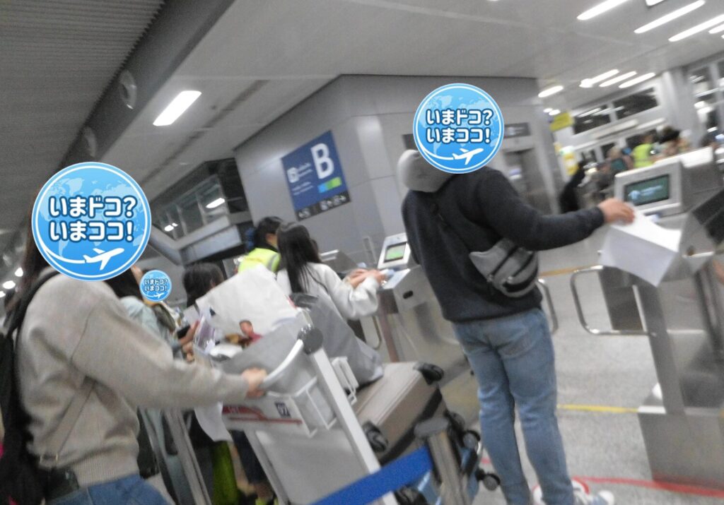 タイの国鉄クルンテープ・アピワット駅でノーンカイ行きの改札の様子の写真