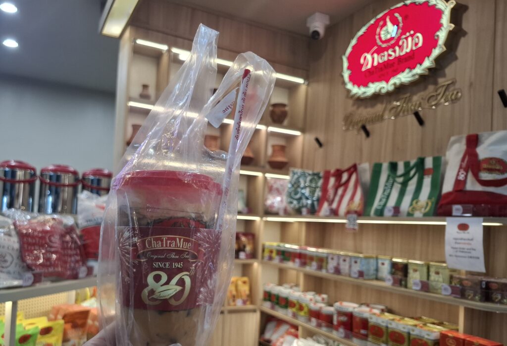 泰式茶ChaTraMueショップで80周年記念のカップの写真