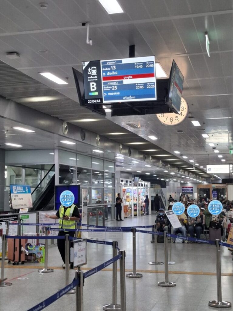 バンコクのクルンテープ・アピワット駅のノーンカイ行き改札前にある待合所の写真