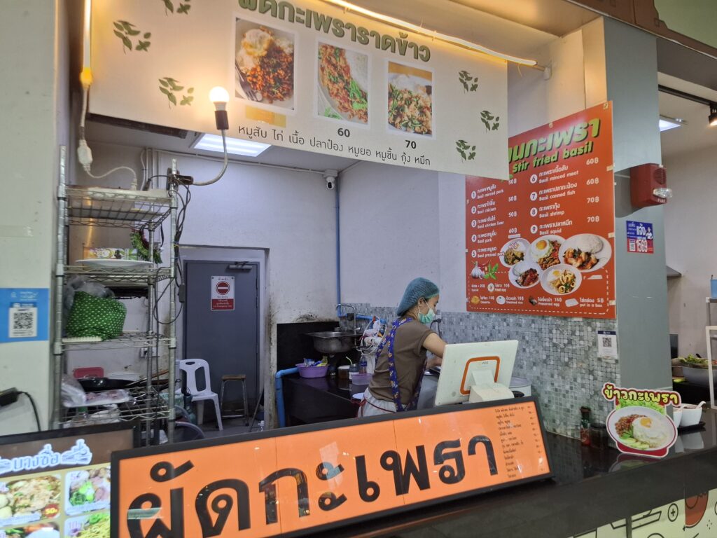 クルンテープ・アピワット駅のフードコート内の店舗の写真