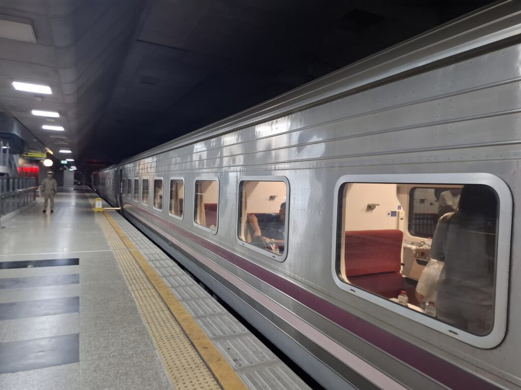 クルンテープ・アピワット駅のホームに停車中の列車の写真