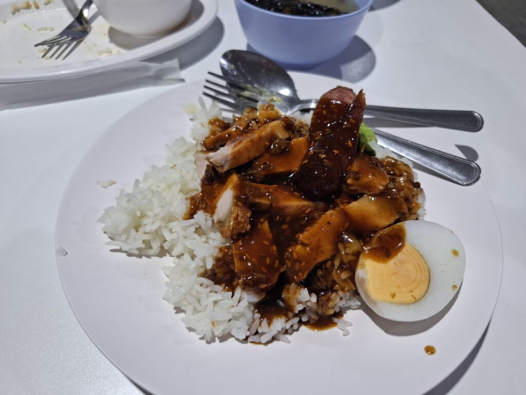 クルンテープ・アピワット駅のフードコートの料理豚肉から揚げ乗せごはんの写真