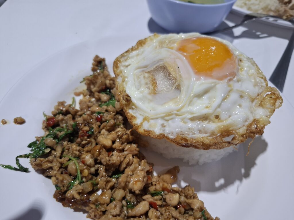 クルンテープ・アピワット駅のフードコートの料理ガパオの写真