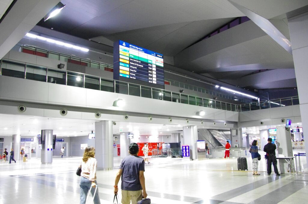 クルンテープ・アピワット駅の中央口付近ロビーの写真