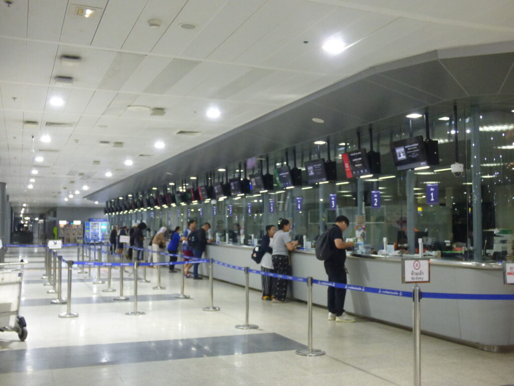 クルンテープ・アピワット駅の切符売り場カウンターの写真