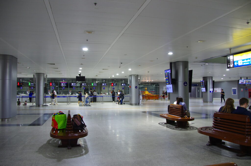 クルンテープ・アピワット駅の切符売り場の広さが分かる写真