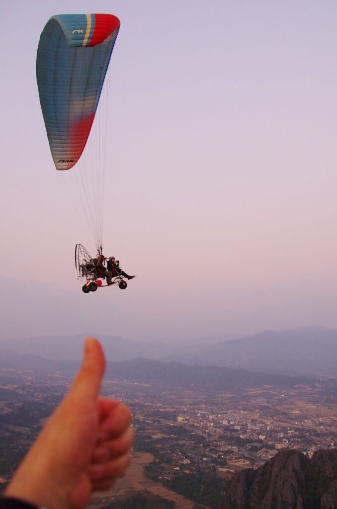 バンビエンでの夕暮れ時のパラモーターの写真
