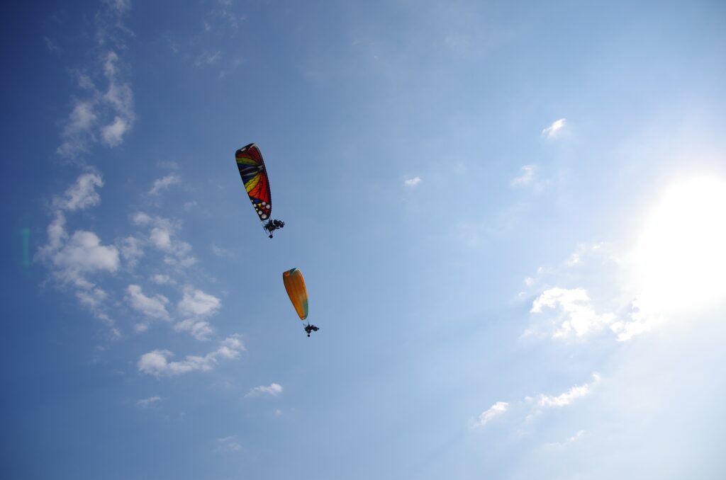 青空に映えるのパラモーターの写真