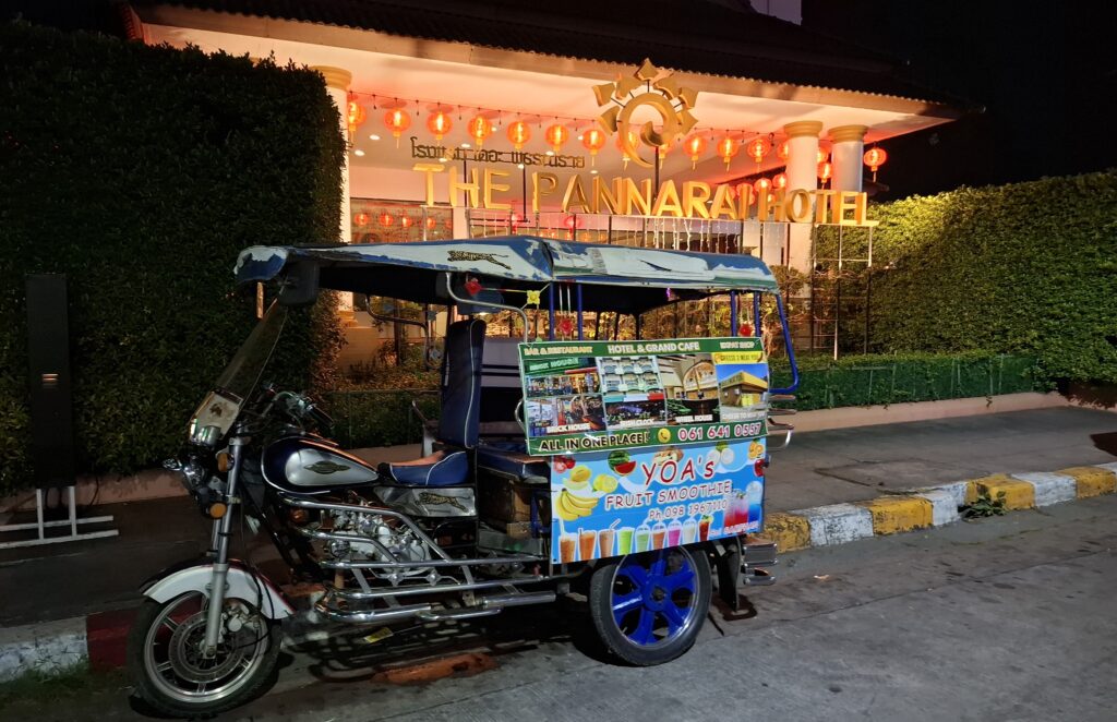 夜のパンナライホテルとホテルの前に止まっていたトゥクトゥクの写真