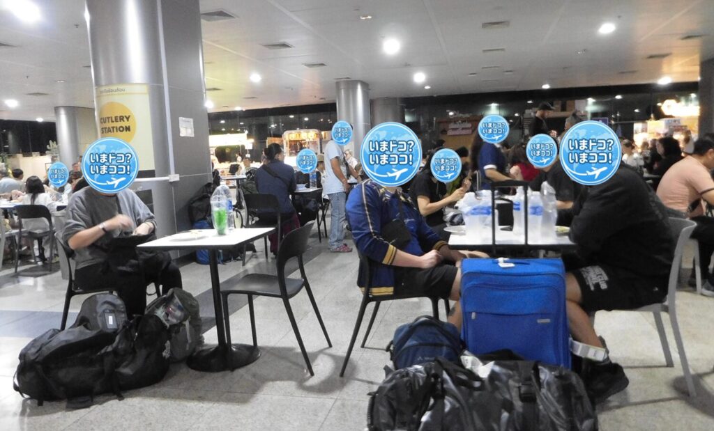 タイのクルンテープ・アピワット駅のフードコートでの食事場所やテーブルの写真