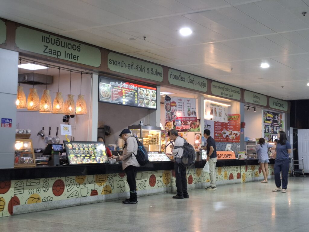 クルンテープ・アピワット駅のフードコートで店舗が並んでいる写真