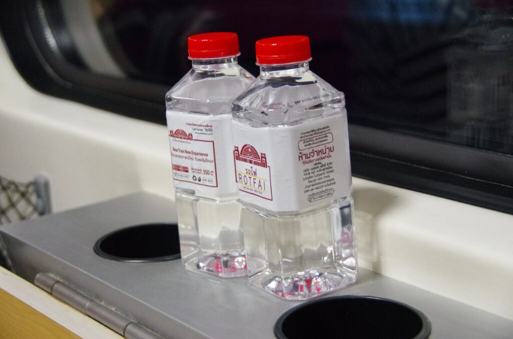 タイ国鉄の東北方面行寝台列車No25の2等寝台で配られている水のボトルでラベルには駅が描かれている