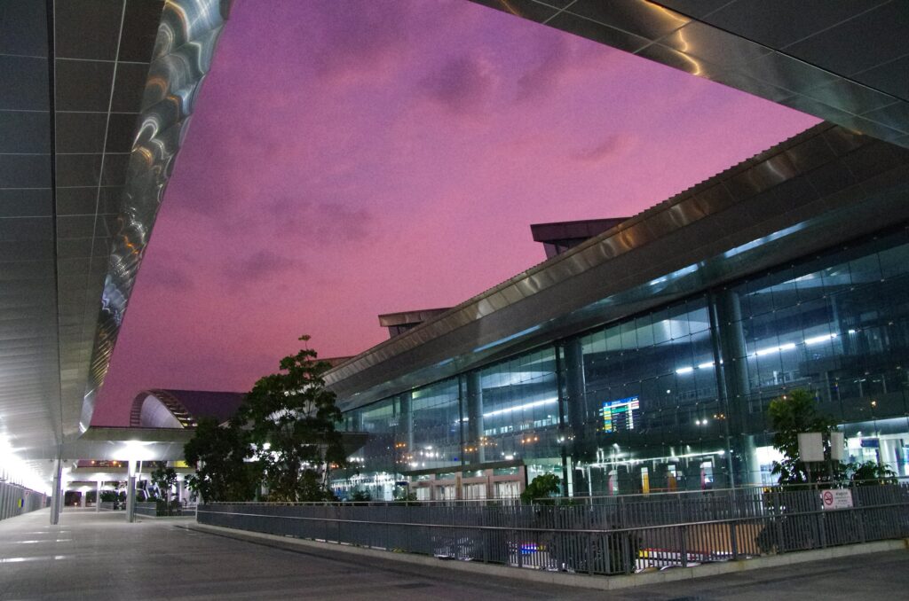 茜色に染まる空と夕暮れのクルンテープ・アピワット駅の様子
