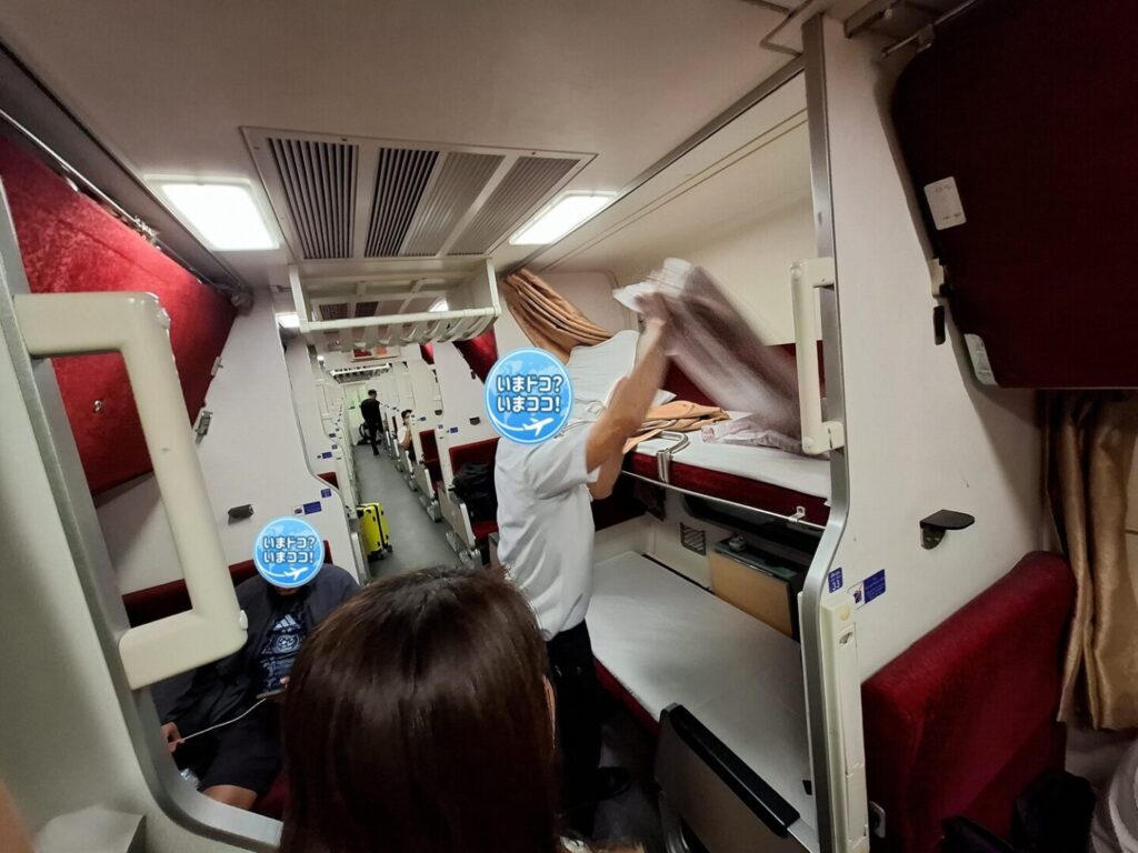 タイ国鉄の東北方面行寝台列車No25の2等寝台で座席をベッドに変えていく様子
