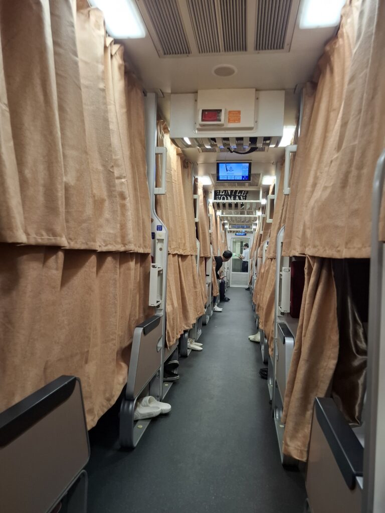 タイ国鉄の東北方面行寝台列車No25の2等寝台の社内の様子