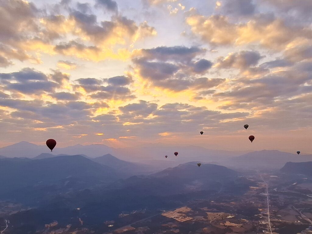 バンビエンの朝焼けを上空の気球にのって眺める