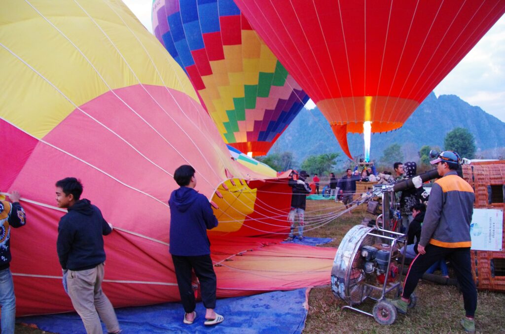 ヴァンヴィエンの早朝に気球を準備している写真