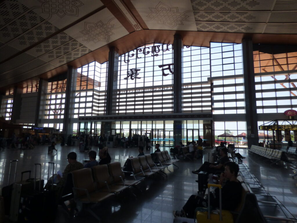 管理人が撮影したラオス中国鉄道(LCR)のビエンチャン駅の構内から万象(ビエンチャン)の看板を写した写真