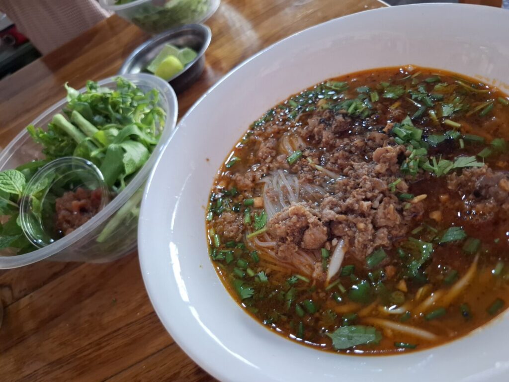 ルアンパバーンで、地元の人でとてもにぎわっている店で、カオソーイを食べて、その時に撮った写真