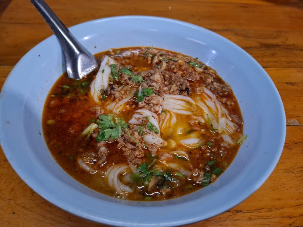 ルアンパバーンで、朝市の通りにある食堂でカオソーイを食べて、その時に撮ったカオソーイの写真