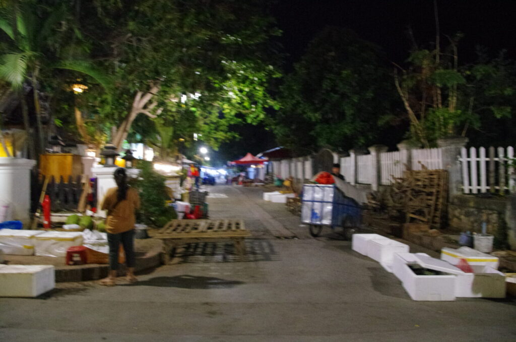 ラオスのルアンパバーンで撮った、朝市が始まる前で、準備が始まった時間帯の写真