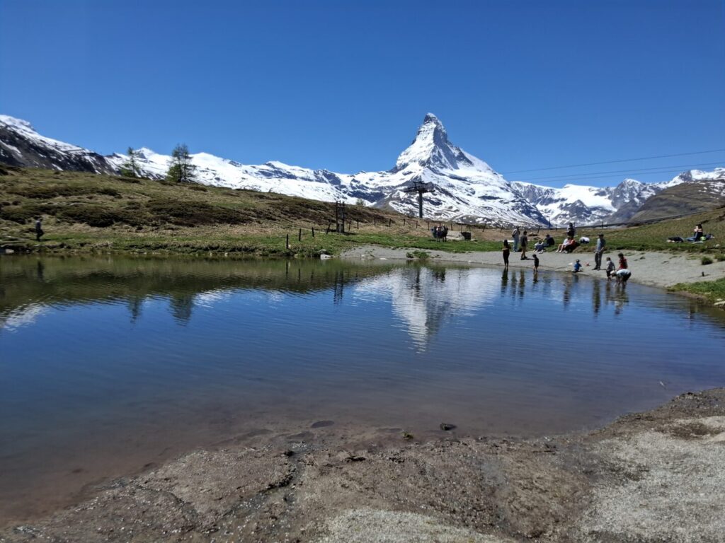 ベストシーズンの5月末に訪れたツェルマットで、スネガの湖に移った逆さマッターホルンを撮った写真