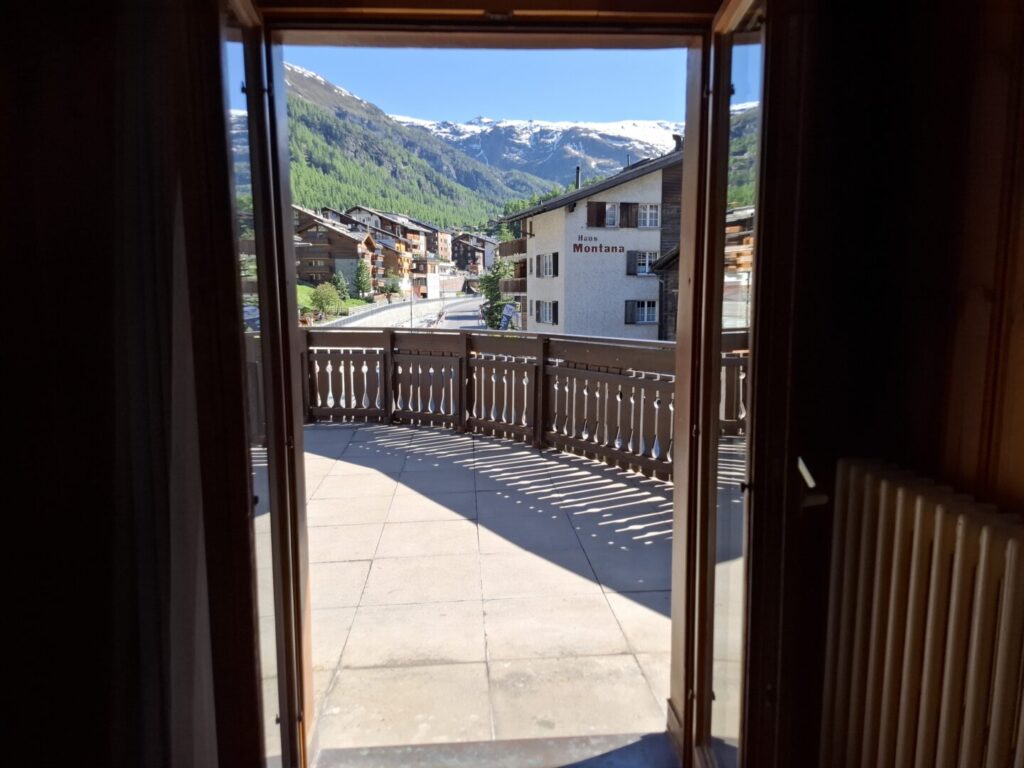 スイスのツェルマットで筆者が宿泊したコスパ抜群のホテルMazot Zermattで、宿泊した部屋から広々としたテラスを昼間の時間に撮った写真