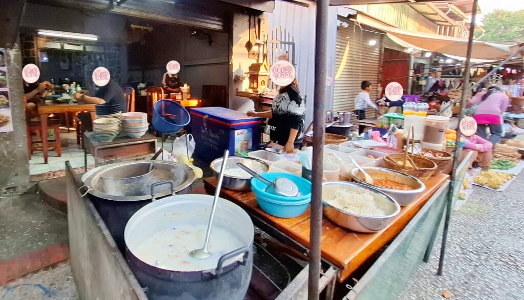 ルアンパバーンの朝市で、路地の中ほどにある麺やおかゆを出す食堂を撮った写真