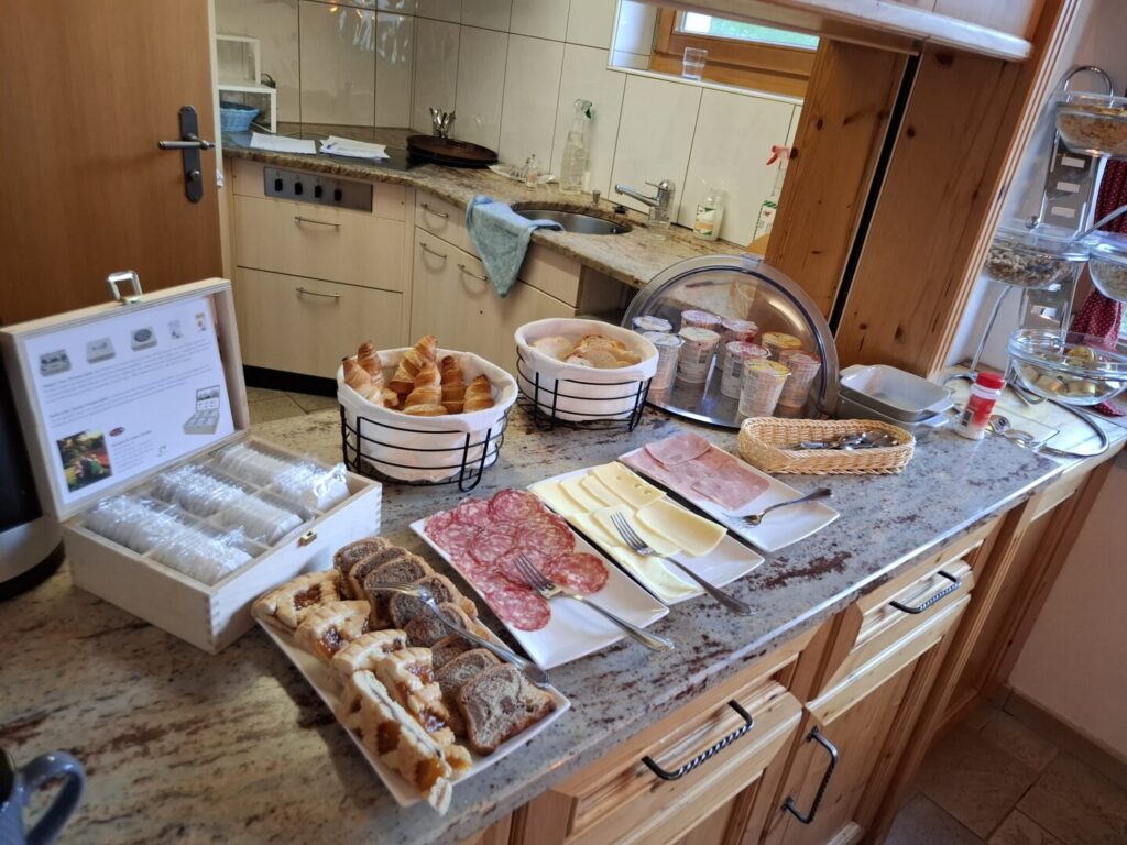 スイスのツェルマットで筆者が宿泊したコスパ抜群のホテルMazot Zermattで、朝食を撮った写真