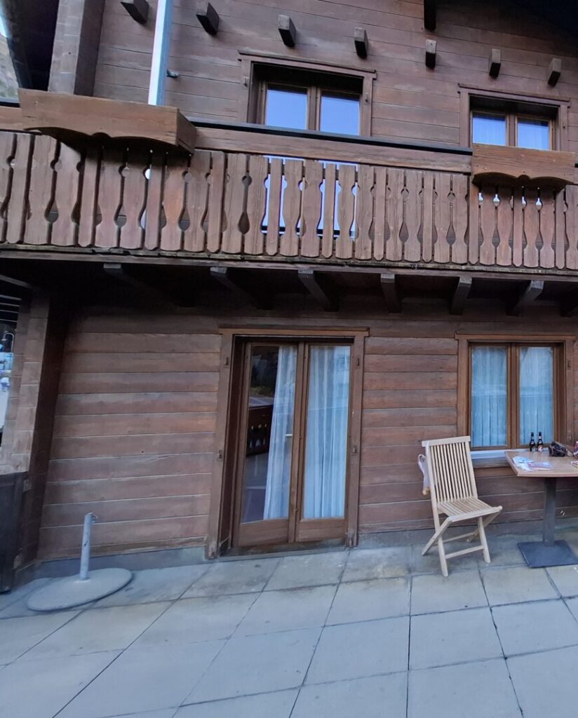 スイスのツェルマットで筆者が宿泊したコスパ抜群のホテルMazot Zermattで、宿泊した部屋に付属の広々としたテラスから部屋の方を撮った写真