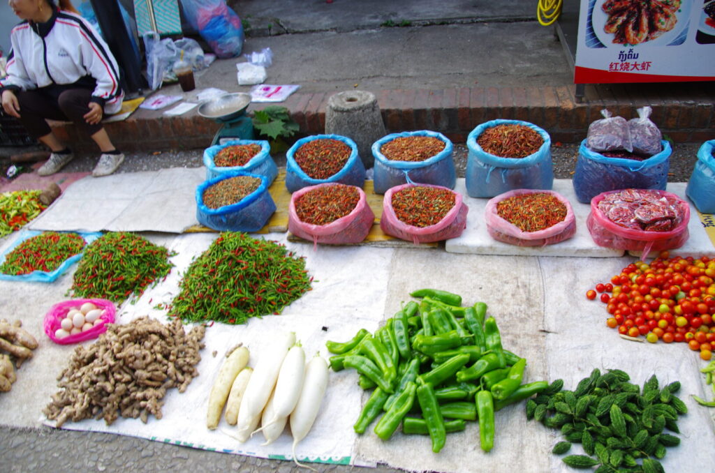 ルアンパバーンの朝市で、トウガラシやピーマンなどが屋台に並べられているのを撮った写真