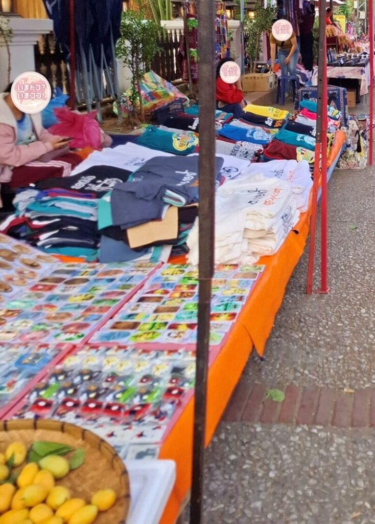 ルアンパバーンの朝市で、衣類や小物を売る屋台を撮った写真