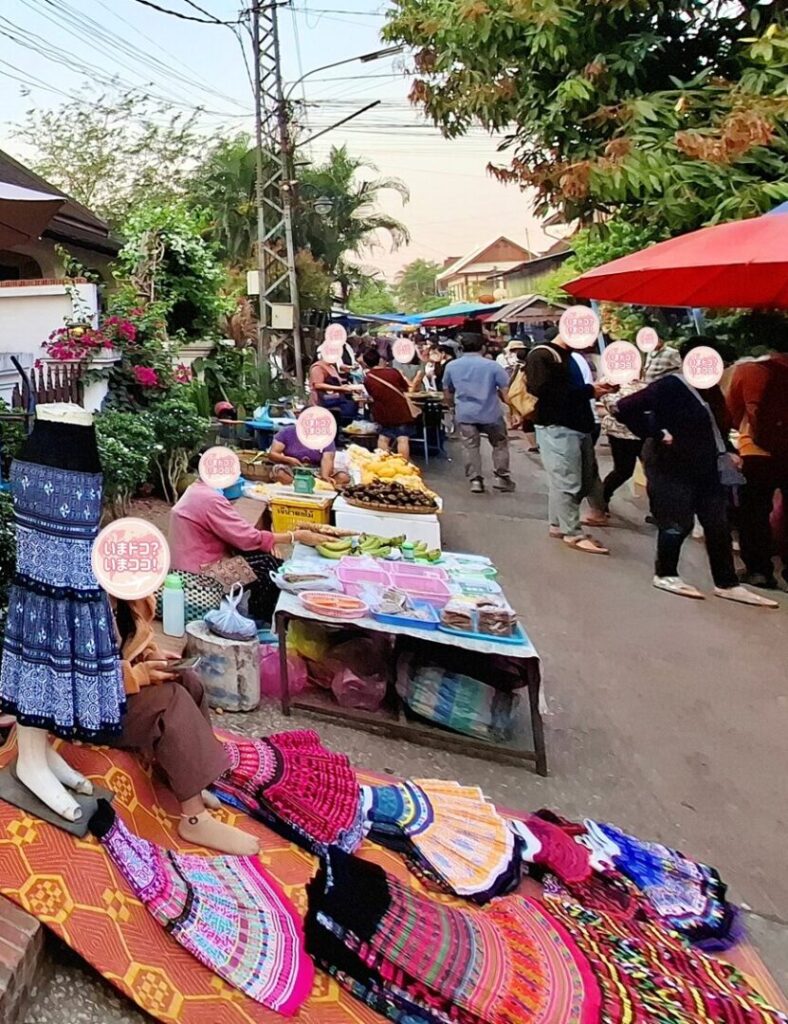 ルアンパバーンの朝市で子供用の衣類を売る屋台を撮った写真